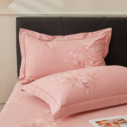 91家纺网 家纺一手货源 找家纺 2024新款纯棉加厚磨毛一字绣枕套一对 抒情花季-粉
