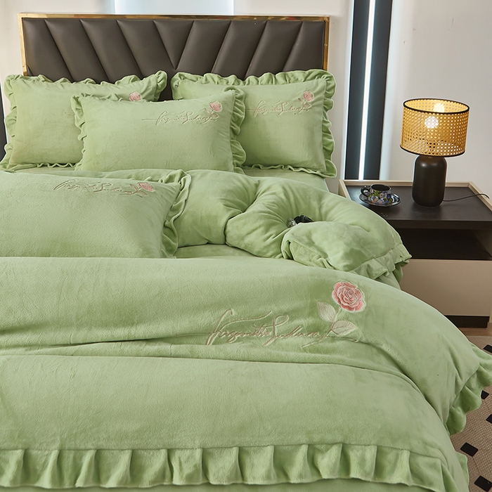 91家纺网 家纺一手货源 找家纺 绣女坊 2024新款韩版花边绣花牛奶绒四件套 草绿色