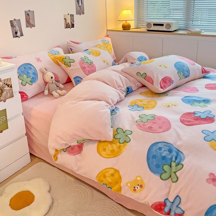 91家纺网 家纺一手货源 找家纺 西引力 2024新款加厚小清新牛奶绒四件套床单款床笠款单被套爆款 草莓乐园