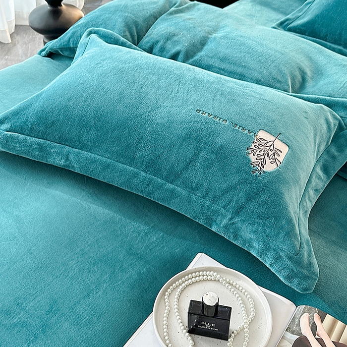 91家纺网 家纺一手货源 找家纺 橘姿家纺 2024新款高克重九斤牛奶绒绣花四件套 相伴-绿