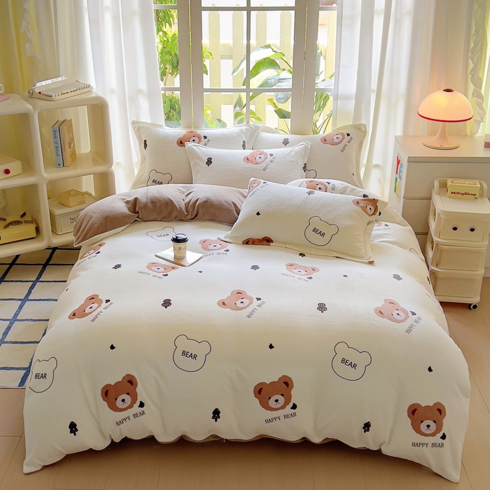 91家纺网 家纺一手货源 找家纺 丝羽坊 2024新款加厚小清新牛奶绒印花四件套单被套床笠四件套-场景二 呆萌熊