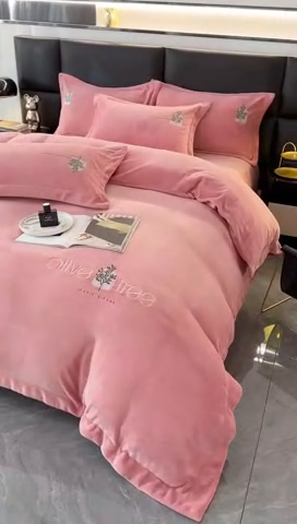 91家纺网 家纺一手货源 找家纺 橘姿家纺 2024新款高克重九斤牛奶绒绣花四件套 相伴-豆沙