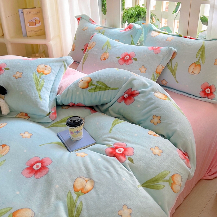 91家纺网 家纺一手货源 找家纺 丝羽坊 2024新款加厚小清新牛奶绒印花四件套单被套床笠四件套-场景二 花季