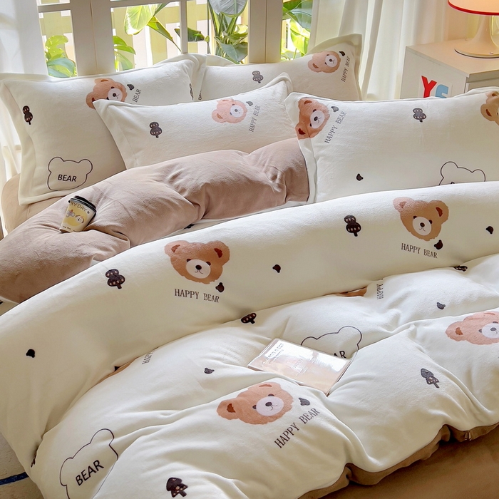 91家纺网 家纺一手货源 找家纺 丝羽坊 2024新款加厚小清新牛奶绒印花四件套单被套床笠四件套-场景二 呆萌熊