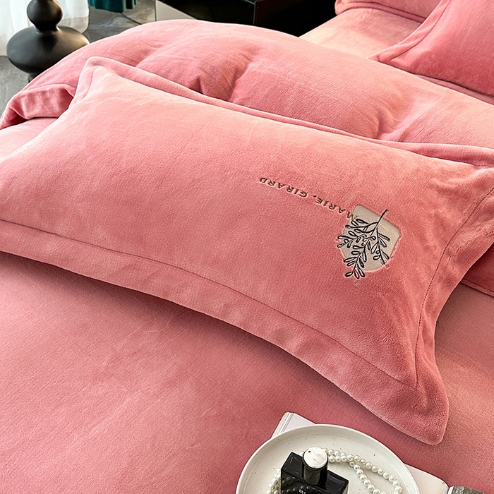 91家纺网 家纺一手货源 找家纺 橘姿家纺 2024新款高克重九斤牛奶绒绣花四件套 相伴-豆沙