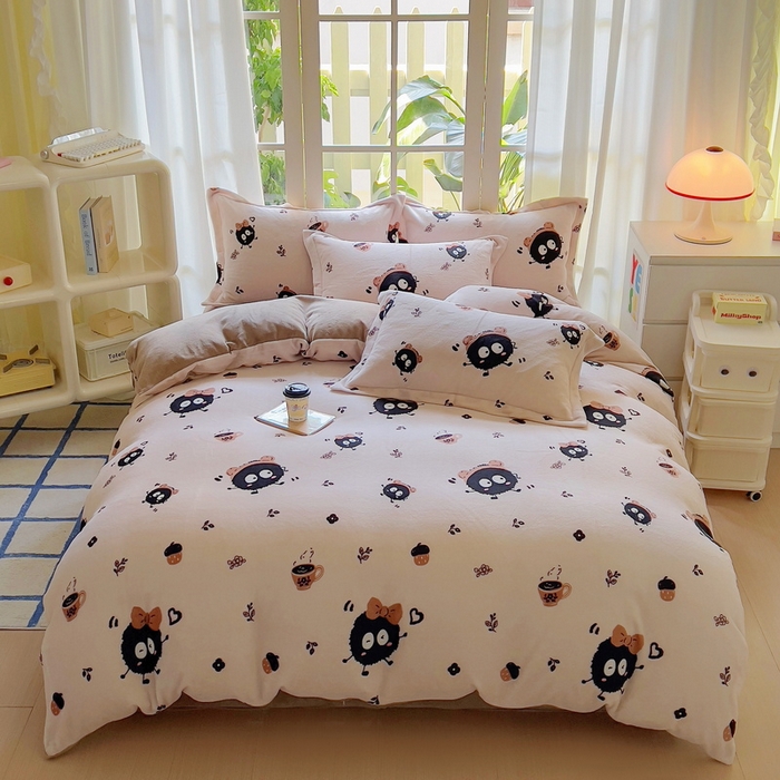 91家纺网 家纺一手货源 找家纺 丝羽坊 2024新款加厚小清新牛奶绒印花四件套单被套床笠四件套-场景二 开心煤球