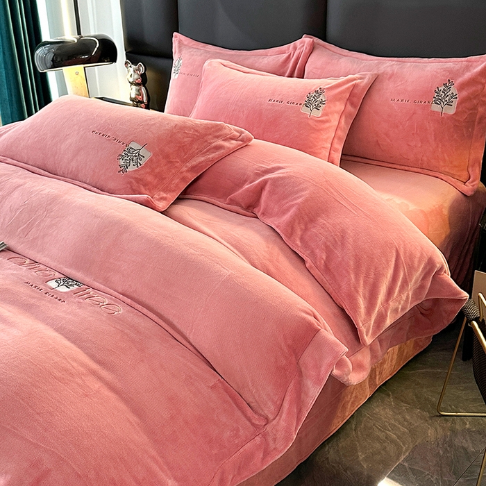 91家纺网 家纺一手货源 找家纺 橘姿家纺 2024新款高克重九斤牛奶绒绣花四件套 相伴-豆沙