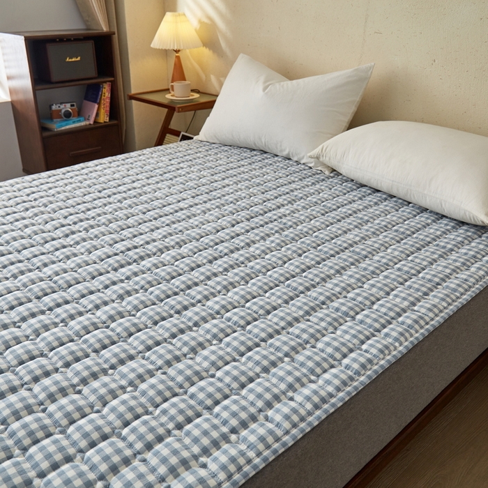 91家纺网 家纺一手货源 找家纺 祁恋婷 2024新款全棉水洗棉棉花床护垫 蓝小格