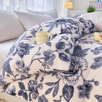 91家纺网 家纺一手货源 找家纺 青螺家纺 2024加厚高克重保暖爆款小清新牛奶绒印花双面绒单被套 青花瓷