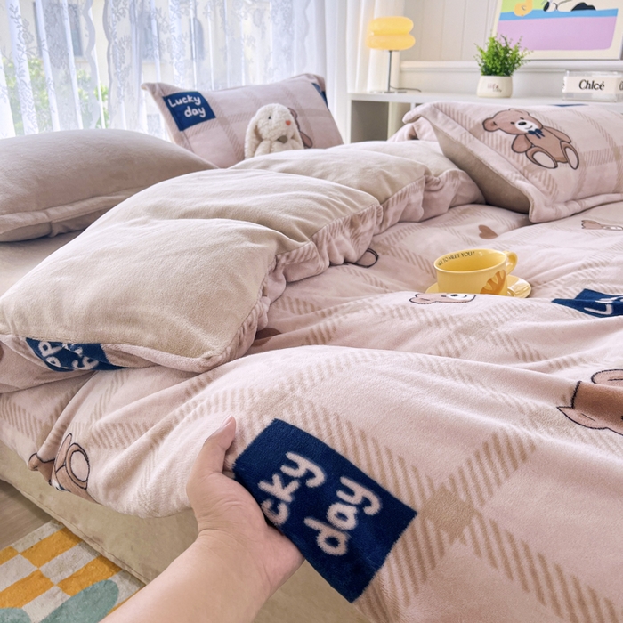 91家纺网 家纺一手货源 找家纺 青螺家纺 2024加厚高克重保暖爆款小清新牛奶绒印花双面绒单被套 格子小熊