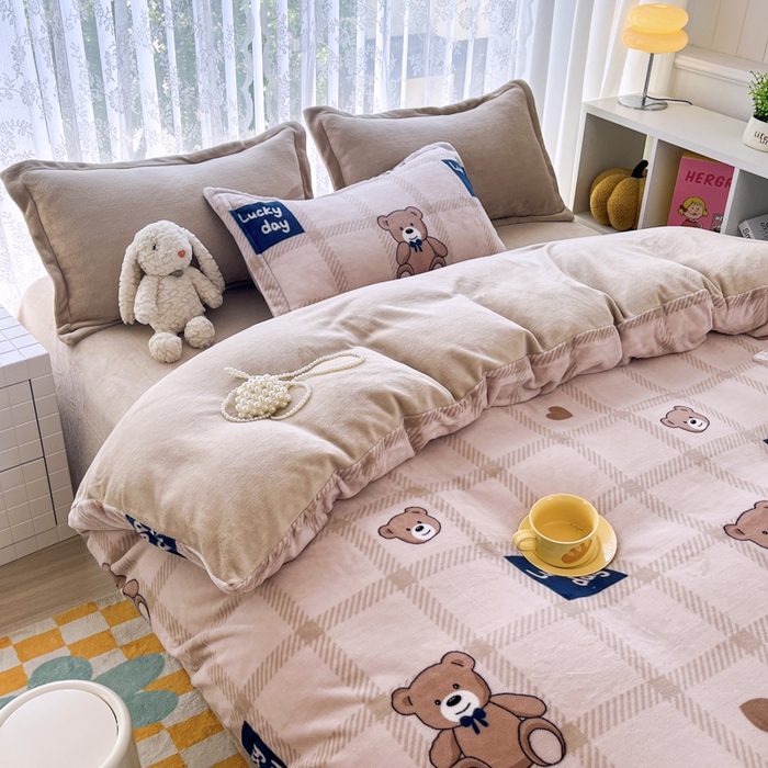 91家纺网 家纺一手货源 找家纺 青螺家纺 2024加厚高克重保暖爆款小清新牛奶绒印花双面绒单被套 格子小熊