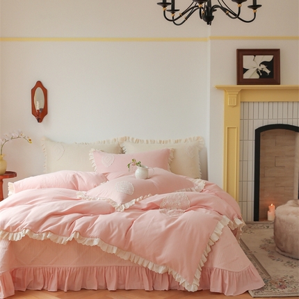 91家纺网 家纺一手货源 找家纺 菊上 2024新款复古法式蕾丝贴布款全棉双层纱床盖款四件套 樱花粉