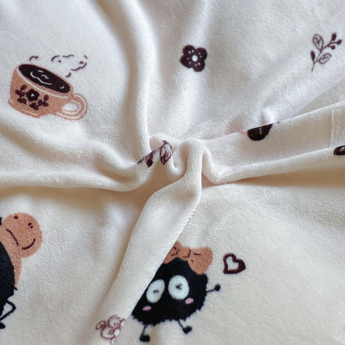 91家纺网 家纺一手货源 找家纺 丝羽坊 2024新款加厚小清新牛奶绒印花四件套单被套床笠四件套-场景二 开心煤球