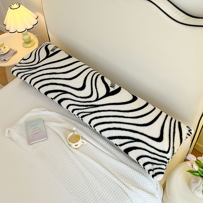 91家纺网 家纺一手货源 找家纺 梦舒羽 2025新款兔毛绒印花双人枕套牛奶绒加长枕芯套雪花绒枕头套艺术线条