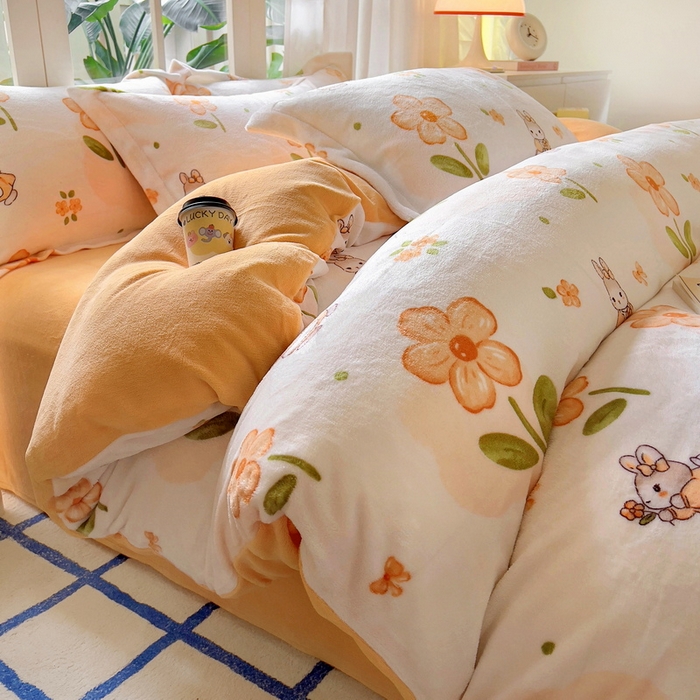 91家纺网 家纺一手货源 找家纺 丝羽坊 2024新款加厚小清新牛奶绒印花四件套单被套床笠四件套-场景二 花小兔