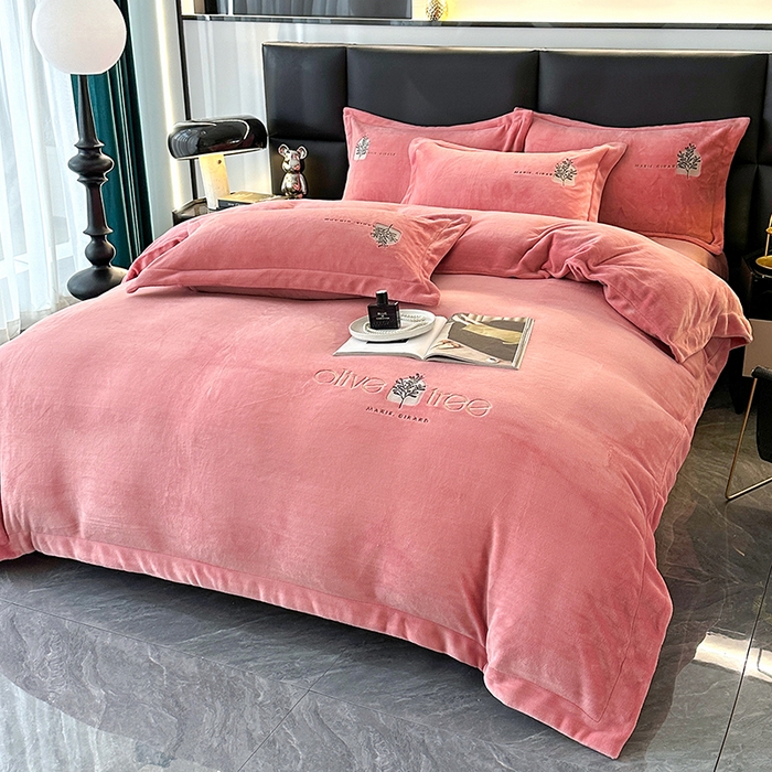 91家纺网 家纺一手货源 找家纺 橘姿家纺 2024新款高克重九斤牛奶绒绣花四件套 相伴-豆沙