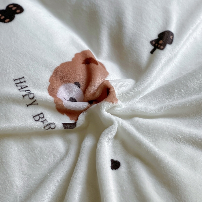 91家纺网 家纺一手货源 找家纺 丝羽坊 2024新款加厚小清新牛奶绒印花四件套单被套床笠四件套-场景二 呆萌熊