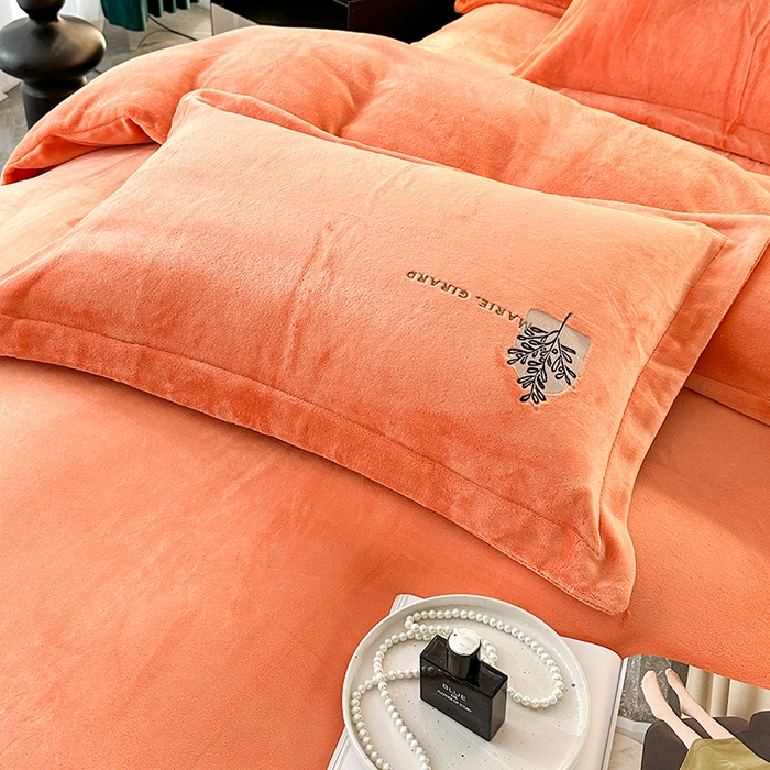 91家纺网 家纺一手货源 找家纺 橘姿家纺 2024新款高克重九斤牛奶绒绣花四件套 相伴-桔