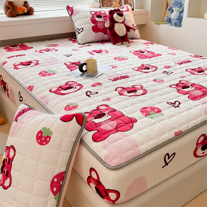 91家纺网 家纺一手货源 找家纺 迪梦思 2024新款正版授权卡通牛奶绒床垫床护垫 学生床垫床笠 抱抱草莓熊-床笠款