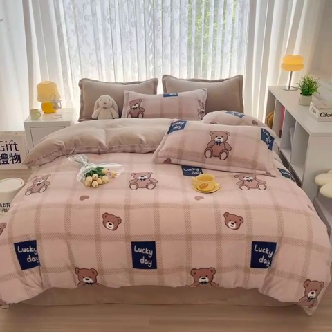 91家纺网 家纺一手货源 找家纺 青螺家纺 2024加厚高克重保暖爆款小清新牛奶绒印花双面绒单被套 格子小熊