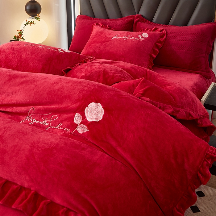 91家纺网 家纺一手货源 找家纺 绣女坊 2024新款韩版花边绣花牛奶绒四件套 大红色