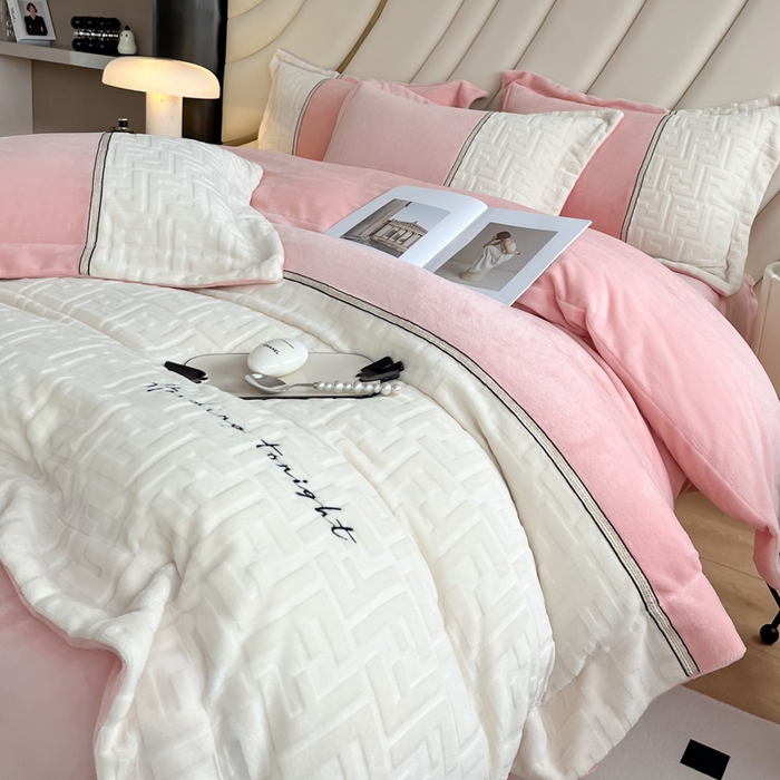 91家纺网 家纺一手货源 找家纺 2024秋冬新款时尚宽边立体剪花刺绣加厚牛奶绒四件套-赫莲娜系列 赫莲娜粉玉