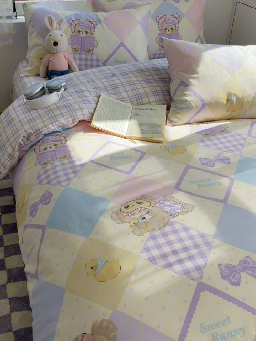 91家纺网 家纺一手货源 找家纺 六巷胡同 2024新款40支全棉纯棉INS洛丽塔卡通甜美少女心系列四件套 紫色贪睡熊