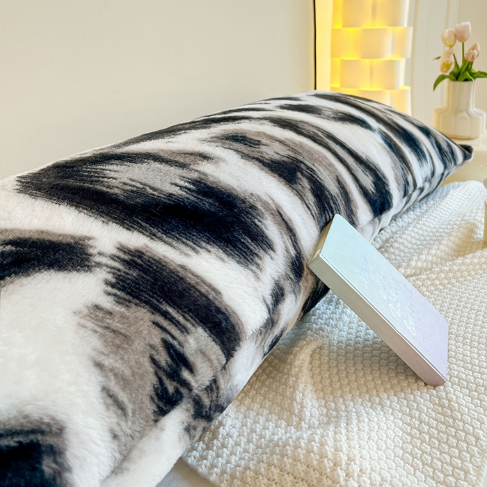 91家纺网 家纺一手货源 找家纺 梦舒羽 2025新款兔毛绒印花双人枕套牛奶绒加长枕芯套雪花绒枕头套黑白深渊