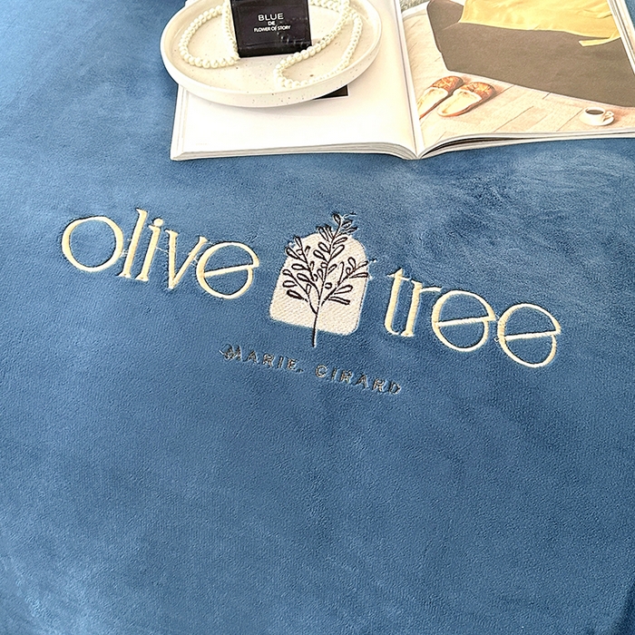 91家纺网 家纺一手货源 找家纺 橘姿家纺 2024新款高克重九斤牛奶绒绣花四件套 相伴-蓝