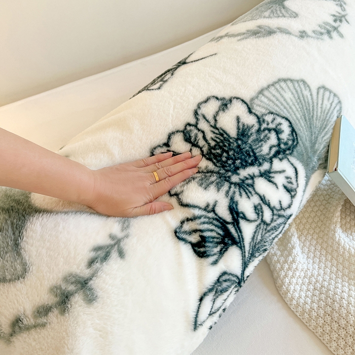 91家纺网 家纺一手货源 找家纺 梦舒羽 2025新款兔毛绒印花双人枕套牛奶绒加长枕芯套雪花绒枕头套陌上花开