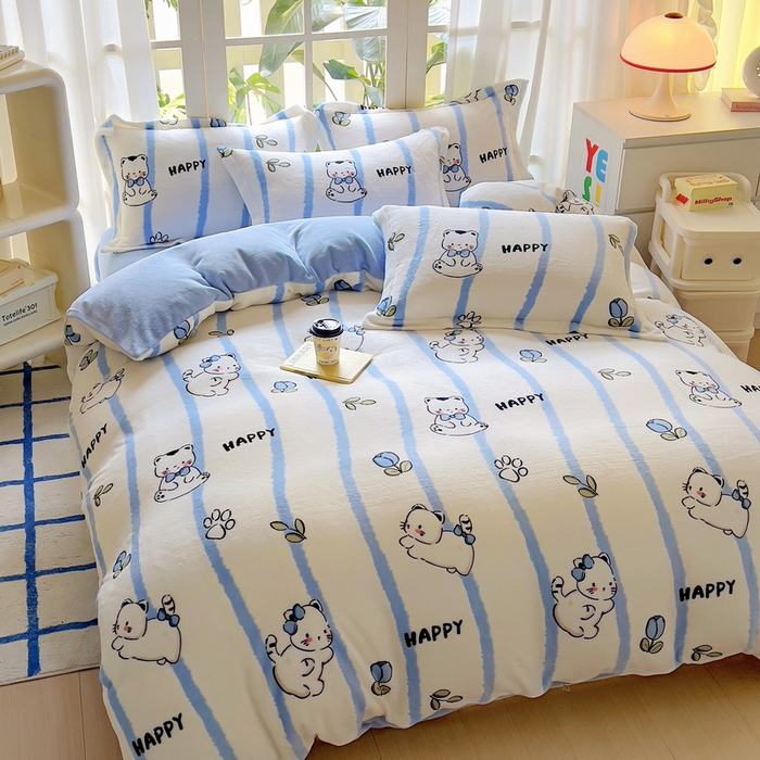 91家纺网 家纺一手货源 找家纺 丝羽坊 2024新款加厚小清新牛奶绒印花四件套单被套床笠四件套-场景二 可爱猫