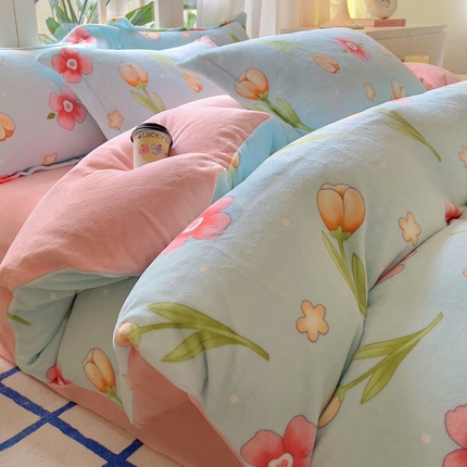 91家纺网 家纺一手货源 找家纺 （总）丝羽坊 2024新款加厚小清新牛奶绒印花四件套单被套床笠四件套-场景二