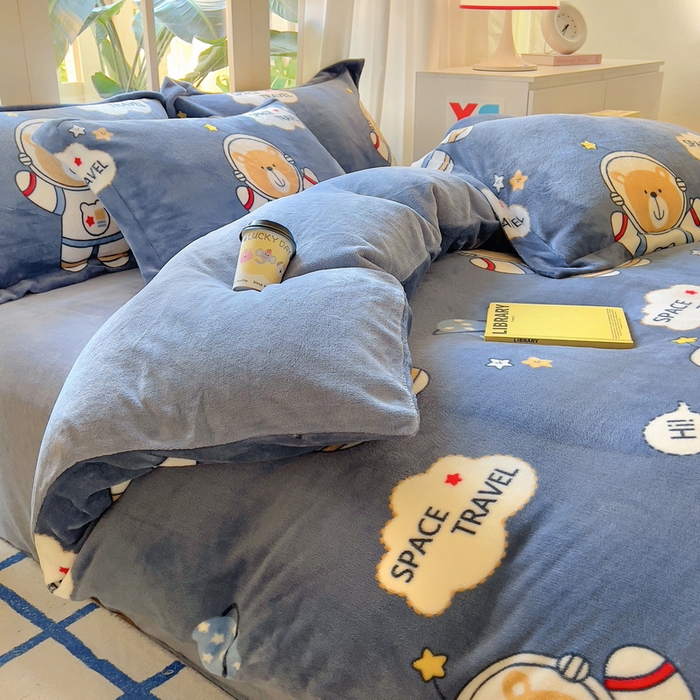 91家纺网 家纺一手货源 找家纺 丝羽坊 2024新款加厚小清新牛奶绒印花四件套单被套床笠四件套-场景二 漫游太空