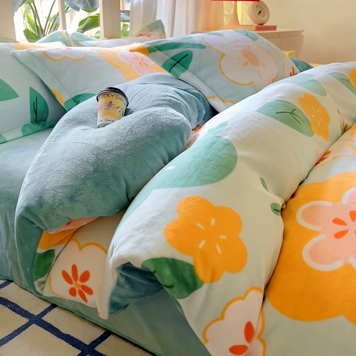 91家纺网 家纺一手货源 找家纺 丝羽坊 2024新款加厚小清新牛奶绒印花四件套单被套床笠四件套-场景二 花梦