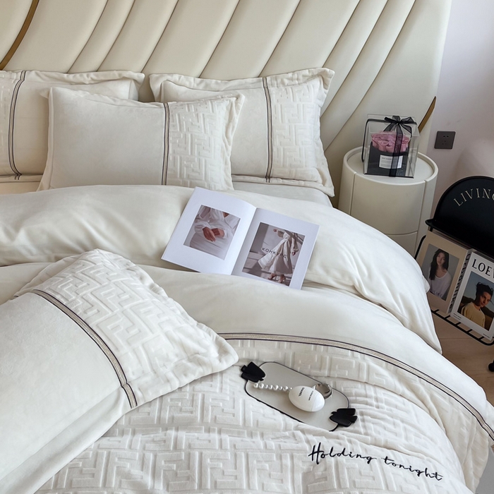 91家纺网 家纺一手货源 找家纺 2024秋冬新款时尚宽边立体剪花刺绣加厚牛奶绒四件套-赫莲娜系列 赫莲娜奶白