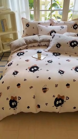 91家纺网 家纺一手货源 找家纺 丝羽坊 2024新款加厚小清新牛奶绒印花四件套单被套床笠四件套-场景二 开心煤球