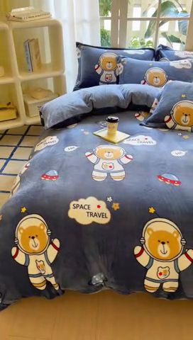 91家纺网 家纺一手货源 找家纺 丝羽坊 2024新款加厚小清新牛奶绒印花四件套单被套床笠四件套-场景二 漫游太空