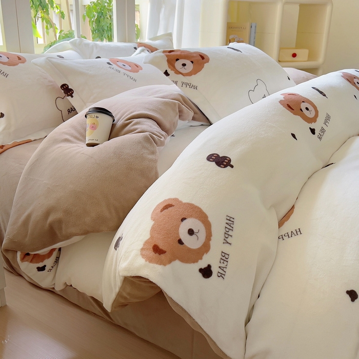 91家纺网 家纺一手货源 找家纺 丝羽坊 2024新款加厚小清新牛奶绒印花四件套单被套床笠四件套-场景二 呆萌熊