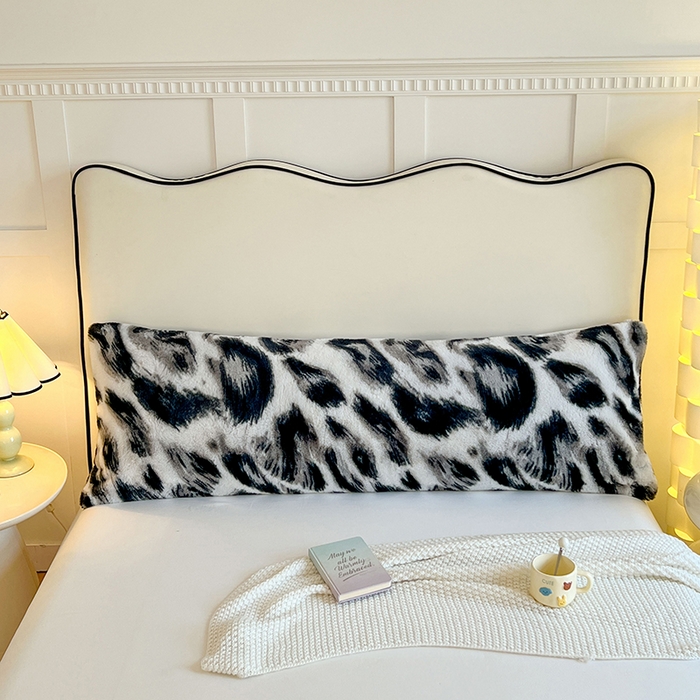 91家纺网 家纺一手货源 找家纺 梦舒羽 2025新款兔毛绒印花双人枕套牛奶绒加长枕芯套雪花绒枕头套黑白深渊