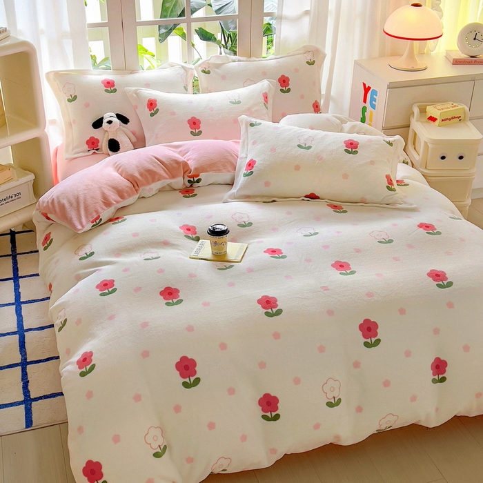 91家纺网 家纺一手货源 找家纺 丝羽坊 2024新款加厚小清新牛奶绒印花四件套单被套床笠四件套-场景二 粉色爱恋 