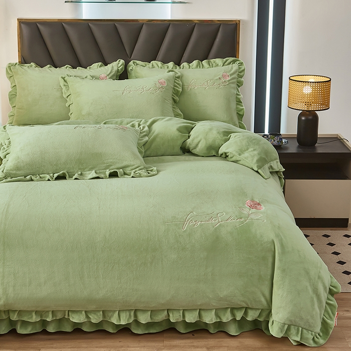 91家纺网 家纺一手货源 找家纺 绣女坊 2024新款韩版花边绣花牛奶绒四件套 草绿色