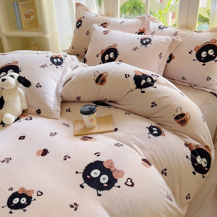 91家纺网 家纺一手货源 找家纺 丝羽坊 2024新款加厚小清新牛奶绒印花四件套单被套床笠四件套-场景二 开心煤球