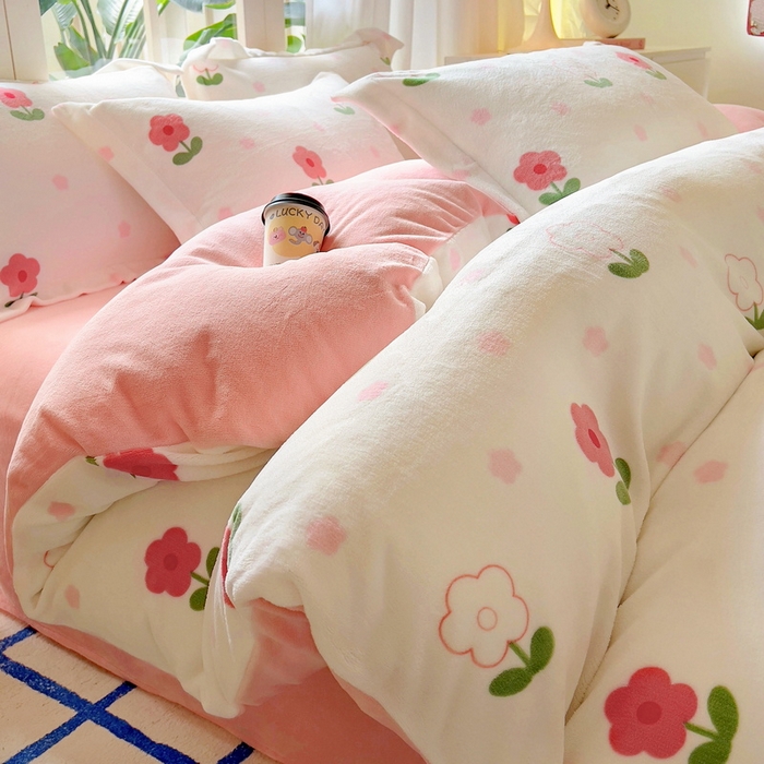 91家纺网 家纺一手货源 找家纺 丝羽坊 2024新款加厚小清新牛奶绒印花四件套单被套床笠四件套-场景二 粉色爱恋 