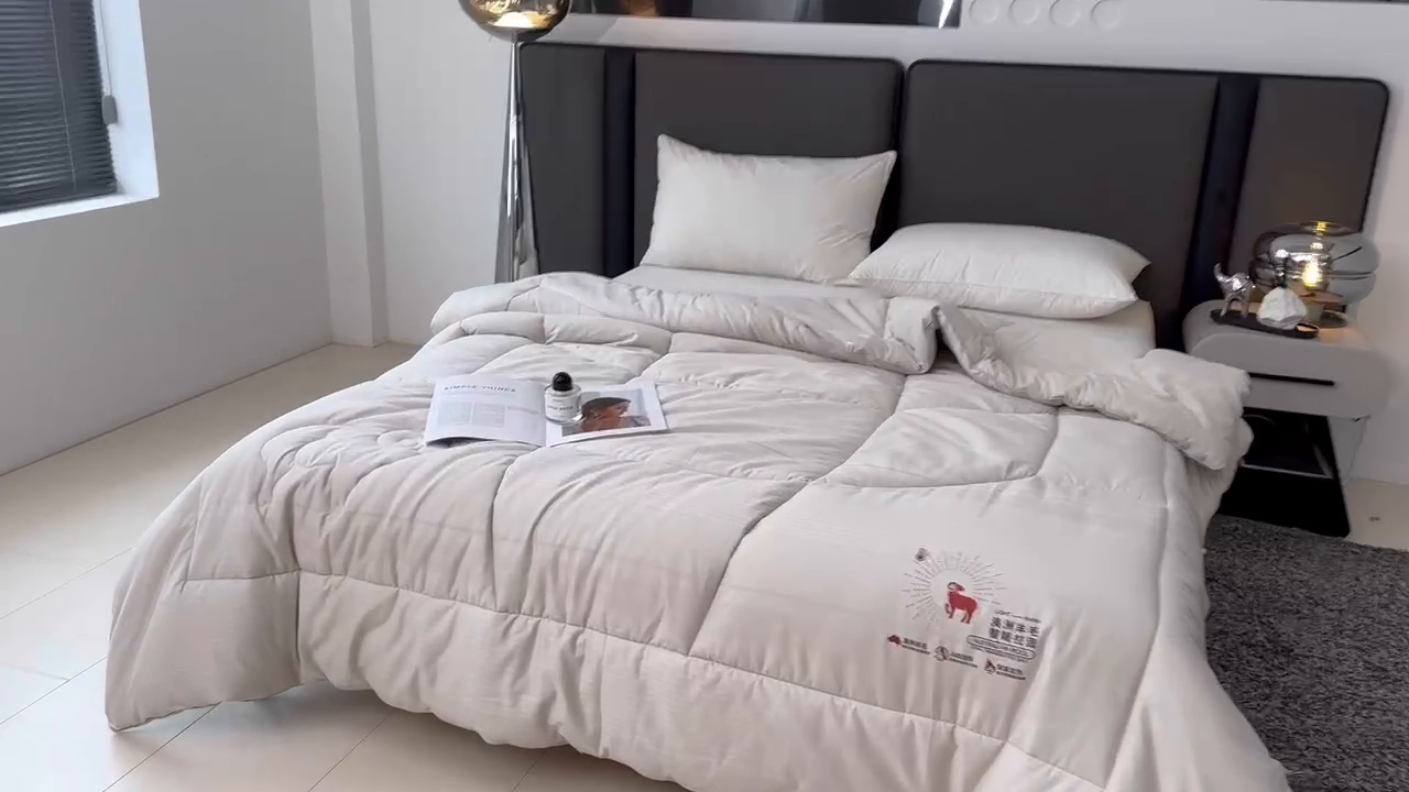 91家纺网 家纺一手货源 找家纺 2024新款澳洲水洗羊毛纯棉全棉提花羊毛被春秋被加厚冬被被子被芯-三明治款 灰色