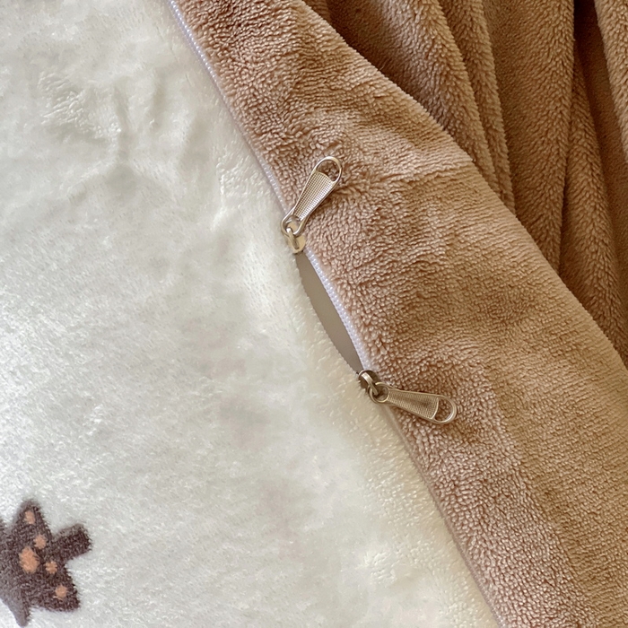 91家纺网 家纺一手货源 找家纺 丝羽坊 2024新款加厚小清新牛奶绒印花四件套单被套床笠四件套-场景二 呆萌熊