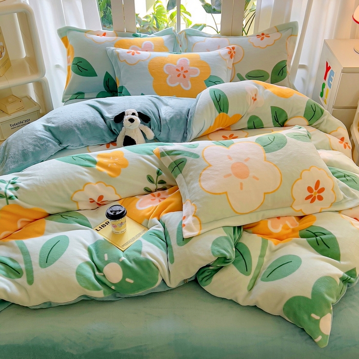 91家纺网 家纺一手货源 找家纺 丝羽坊 2024新款加厚小清新牛奶绒印花四件套单被套床笠四件套-场景二 花梦