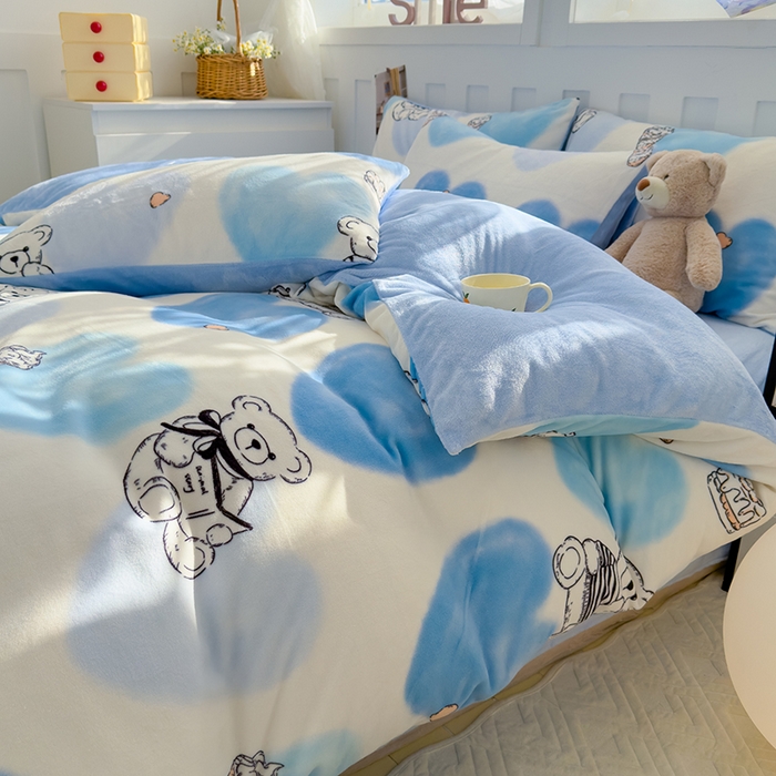 91家纺网 家纺一手货源 找家纺 枋梢家纺 2024新款加厚牛奶绒印花四件套 爱心蓝熊