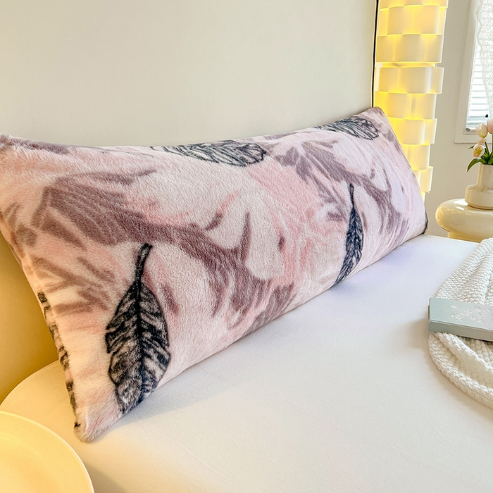 91家纺网 家纺一手货源 找家纺 梦舒羽 2025新款兔毛绒印花双人枕套牛奶绒加长枕芯套雪花绒枕头套一叶知秋