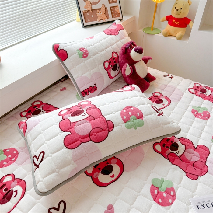 91家纺网 家纺一手货源 找家纺 迪梦思 2024新款正版授权卡通牛奶绒床垫床护垫 学生床垫床笠 抱抱草莓熊-床垫款