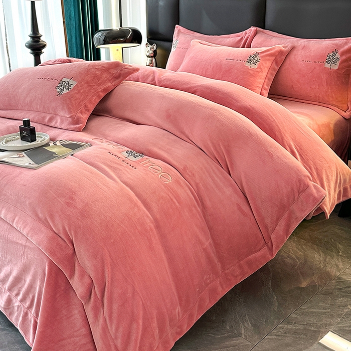 91家纺网 家纺一手货源 找家纺 橘姿家纺 2024新款高克重九斤牛奶绒绣花四件套 相伴-豆沙